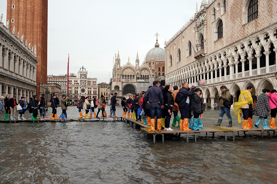 По последним данным, затопило 75% площади исторического центра&nbsp;города. Уровень воды в Венеции поднялся до 1,56 м, при этом критической считается отметка 1,3 м
