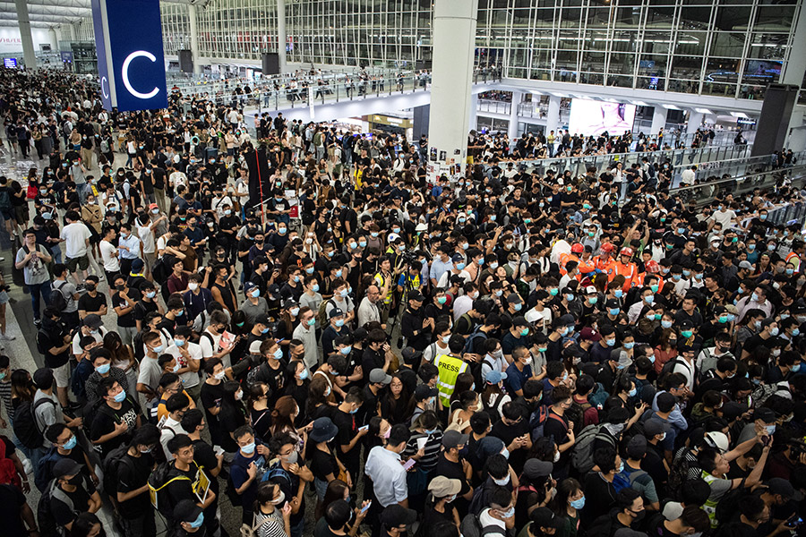 С 12 августа здание Международного аэропорта в Гонконге было занято демонстрантами, выступающими против внесения поправок в закон об экстрадиции, которые позволят выдавать подозреваемых в преступлениях материковому Китаю. Протесты в Гонконге проходят с июня
