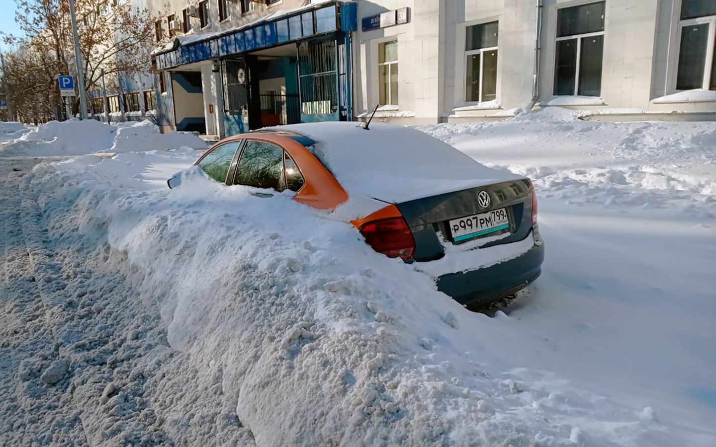 «Откопали 2000 машин». Как водители каршеринга «отличились» в снегопад