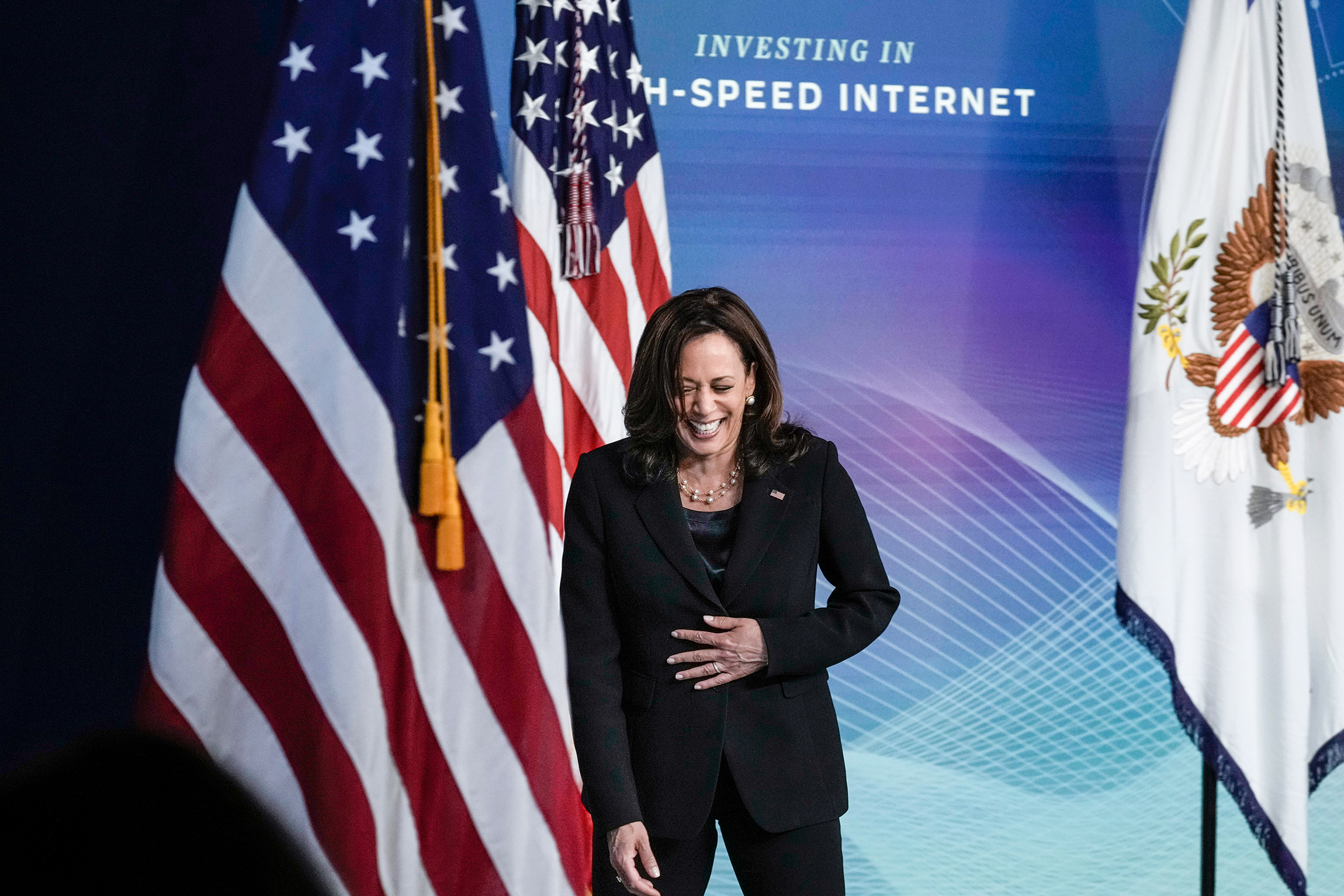 Вице-президент США Камала Харрис после выступления на конференции, посвященной&nbsp;обеспечению американцев доступом к&nbsp;высокоскоростному интернету.&nbsp;3 июня, Вашингтон