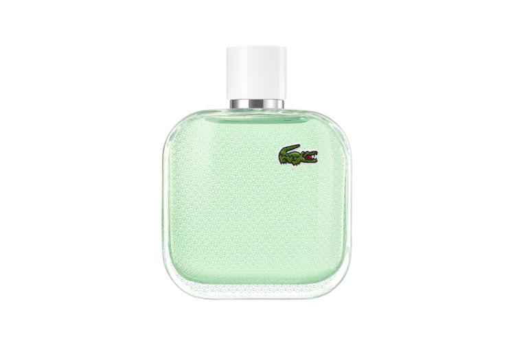 Свежий аромат L.12.12 Pour Lui Eau Fraiche, Lacoste с нотами грейпфрута, имбиря, лимона, яблока, можжевельника, лаванды, ветивера и кедра, от 2898 руб. (&laquo;Л&#39;Этуаль&raquo;)