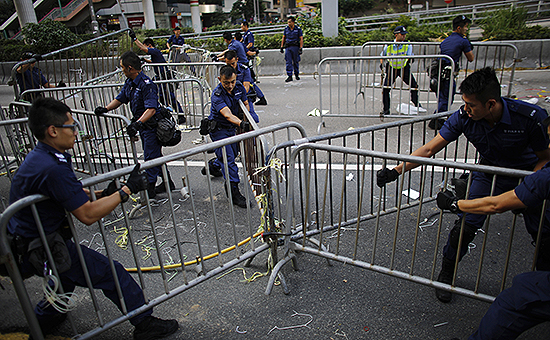Полицейские Гонконга разбирают баррикады, 13 октября 2014 г.