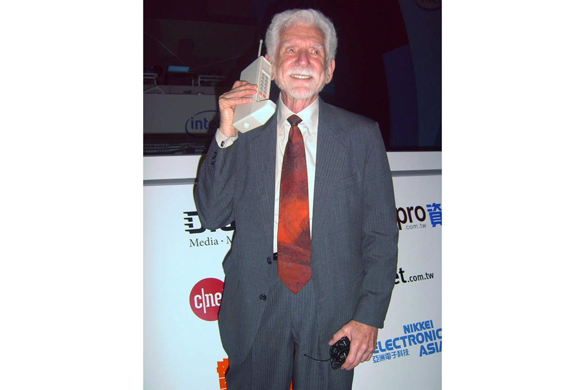 <p>Американский инженер Мартин Купер&nbsp;с&nbsp;Motorola DynaTAC в руке.&nbsp;2007 год&nbsp;&nbsp;</p>