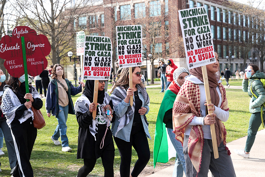 Студенческое объединение Университета Мичигана проводят акцию протеста в знак солидарности с Палестиной, требуя администрацию отказаться от пожертвований от поддерживающих Израиль компаний, Анн-Арбор, 22 апреля 2024 года