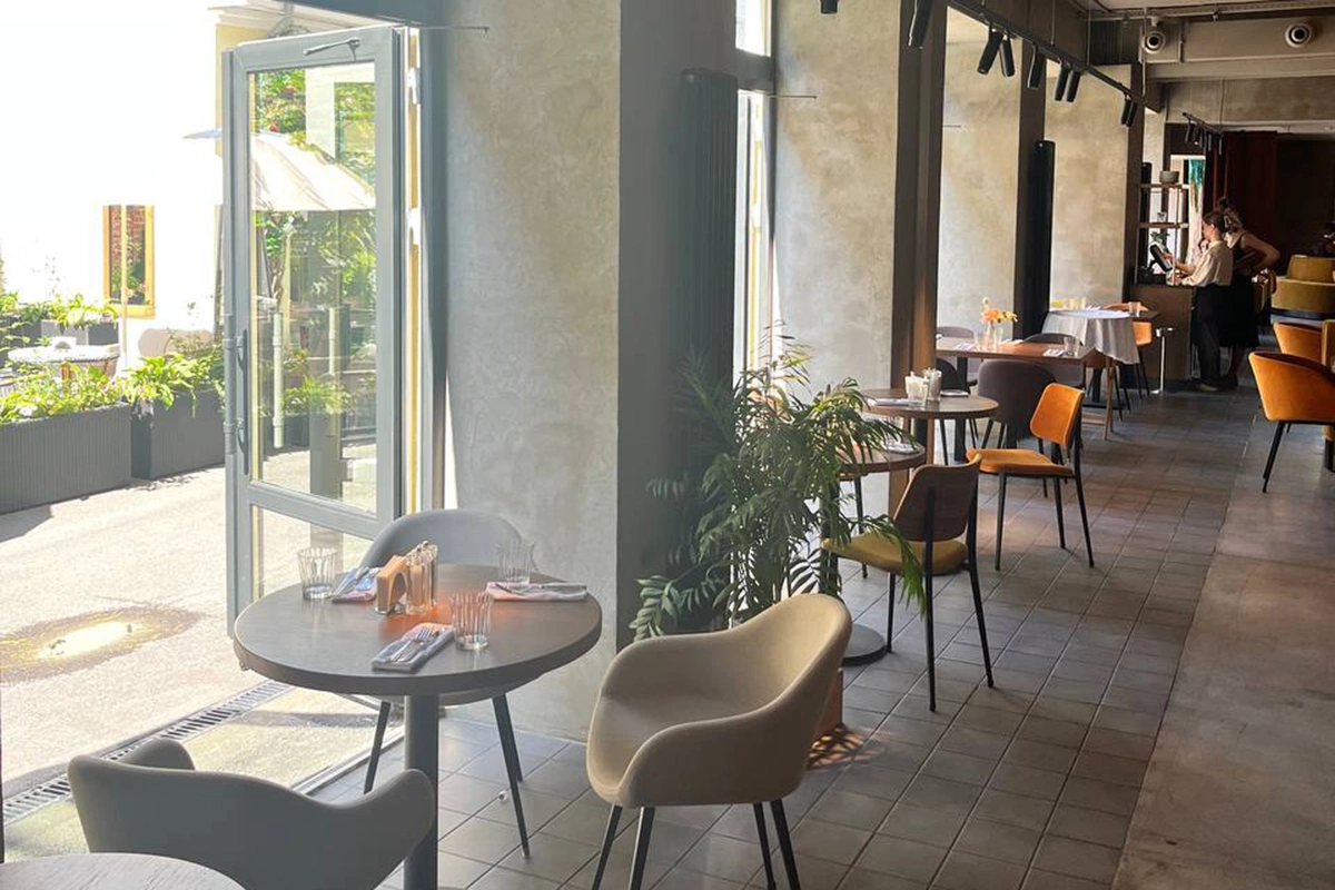 Заведение позиционируется как ресторан средиземноморской кухни и является продолжением гастрономического пути команды Jerome