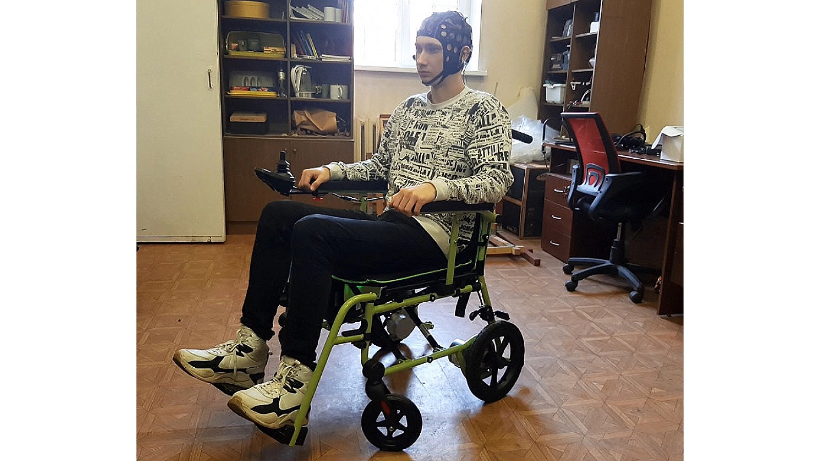 В России создана инвалидная коляска, управляемая «силой мысли»