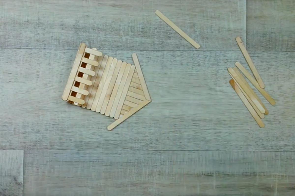 Как сделать новогодний домик из палочек от мороженого