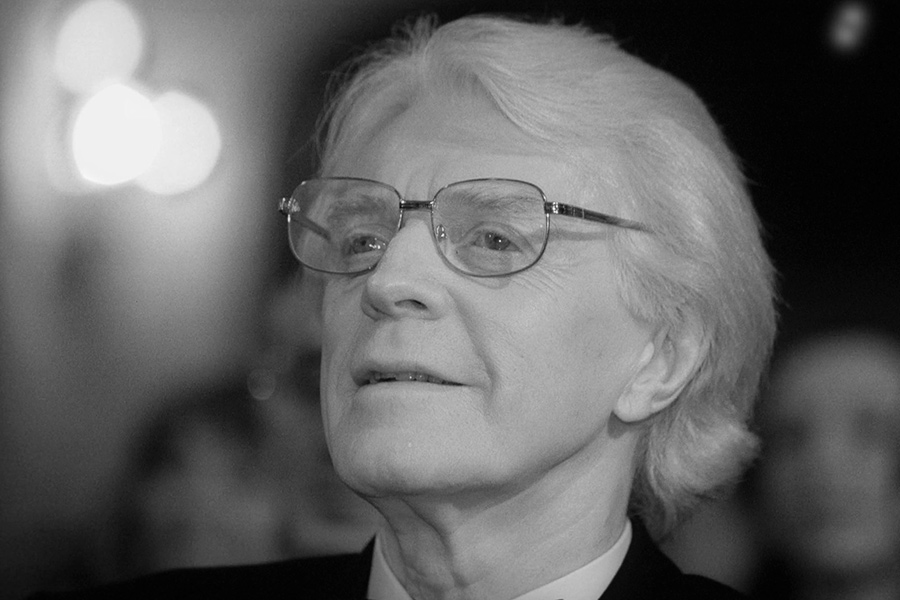 Будущий актер родился в 1929 году в Благовещенске в семье военного. Стриженов сначала планировал стать театральным художником, но в итоге все-таки выбрал профессию актера как более подходящую его характеру. Всенародная известность пришла к Стриженову после выхода на экраны в 1955 году фильма &laquo;Овод&raquo; Александра Файнциммера с актером в главной роли.

Стриженов всю свою карьеру сопротивлялся &laquo;дрянной киношной традиции&raquo; брать актеров в разные фильмы на похожие роли и каждый раз старался экспериментировать и создавать на сцене новый образ. Он играл князя в &laquo;Звезде пленительного счастья&raquo; (1975), купца-путешественника в &laquo;Хождении за три моря&raquo; (1958), начальника отдела по борьбе с бандитизмом в &laquo;Приступить к ликвидации&raquo; (1983) и даже робота&nbsp;&mdash; в &laquo;Его звали Роберт&raquo; (1967). Всего Стриженов снялся более чем в 30 фильмах. Также актер много работал на драматической сцене, в числе прочего 12 лет выступал во МХАТе им. Горького.

Стриженов умер 9 февраля в возрасте 95 лет.

Читать больше