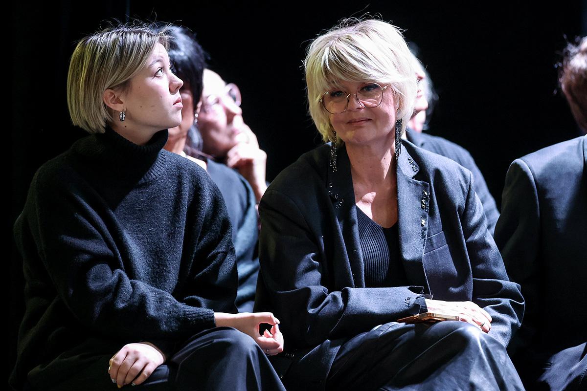 Дочь актрисы Веры Алентовой, Юлия Меньшова (справа) во время прощания с актрисой Верой Алентовой в Московском драматическом театре имени А. С. Пушкина