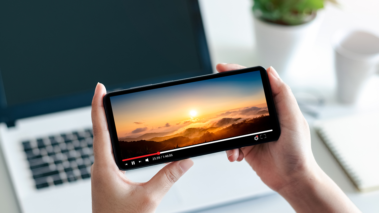 Как смотреть фильмы без интернета на телефоне