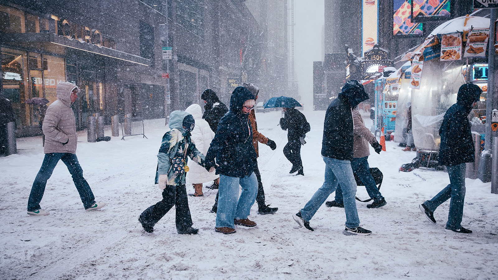 Люди идут во время снегопада, 25 января 2026 года в Нью-Йорке