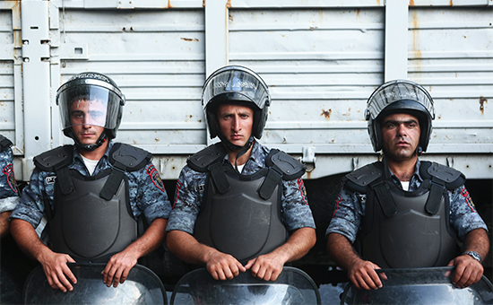Группа полицейского спецназа на&nbsp;улице около&nbsp;захваченного в&nbsp;Ереване здания полка патрульно-постовой службы
