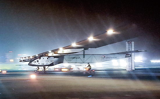 Солнцелет Solar Impulse 2 во время посадки&nbsp;в аэропорту Абу-Даби


