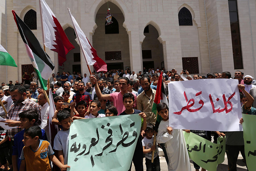 Палестинцы на митинге в поддержку Катара в южной части сектора Газа
