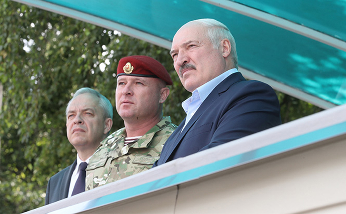 Александр Лукашенко (справа)