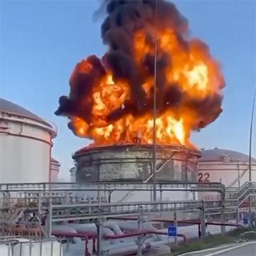 Пожар на нефтебазе в поселке Волна Краснодарского края. Видео