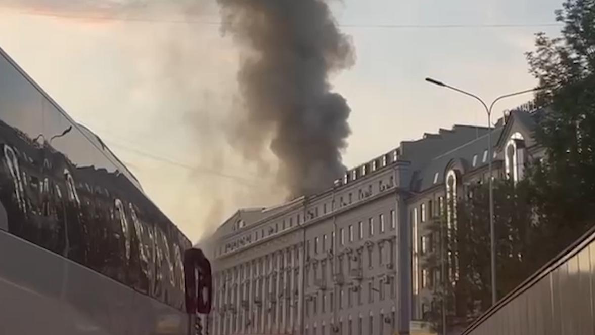На Никитском бульваре в Москве загорелся жилой дом