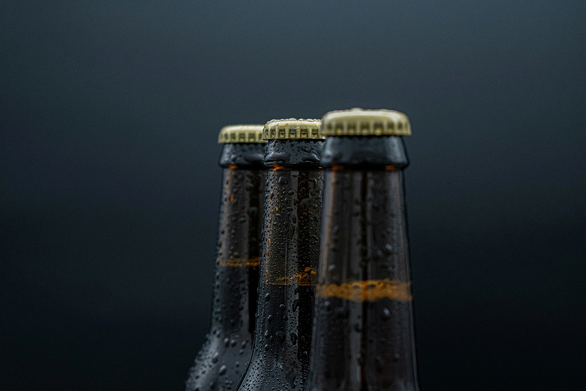 Согласно инициативе, алкомаркетом предлагается считать торговую точку, в которой более 50% выручки за квартал приходится на продажу алкогольной и спиртосодержащей продукции. Такие объекты предлагается размещать не ближе 100 м от жилых домов, детских садов, школ, вузов, больниц и спортивных объектов