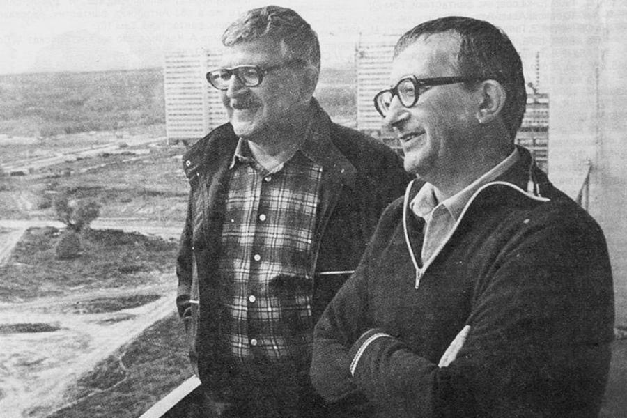 Братья Стругацкие на балконе московской квартиры Аркадия, 1980-е
