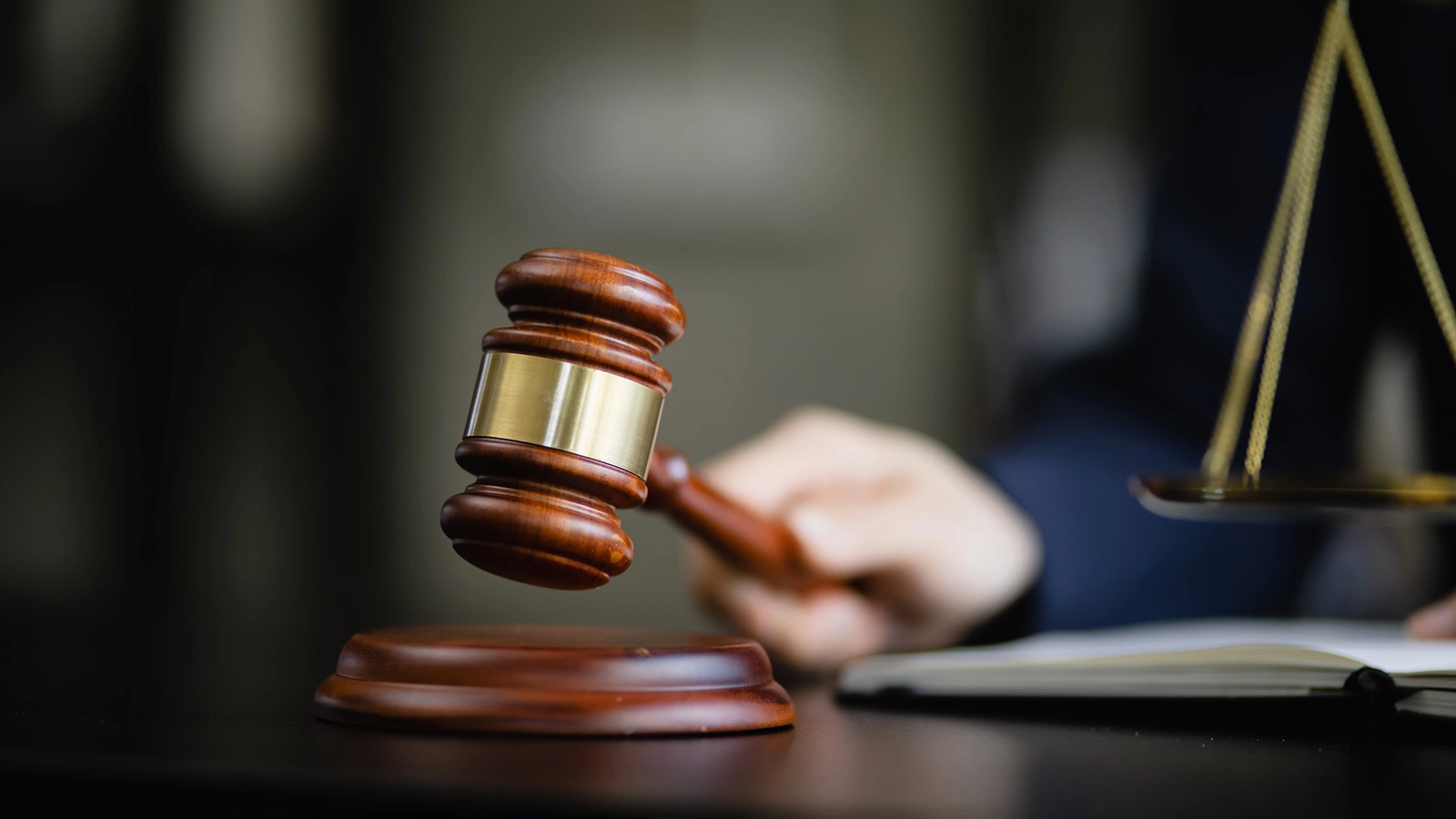 Мужчину приговорили к тюрьме из-за поцелуев в самолете