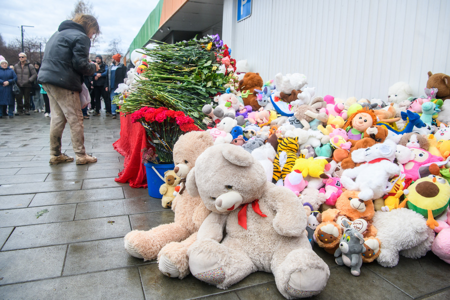 Стихийный мемориал на месте гибели в ДТП двух девочек, которых сбил пьяный водитель, Ревда, 8 октября 2025 года