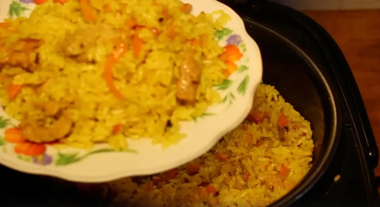 Перемешайте плов и выложите на блюдо