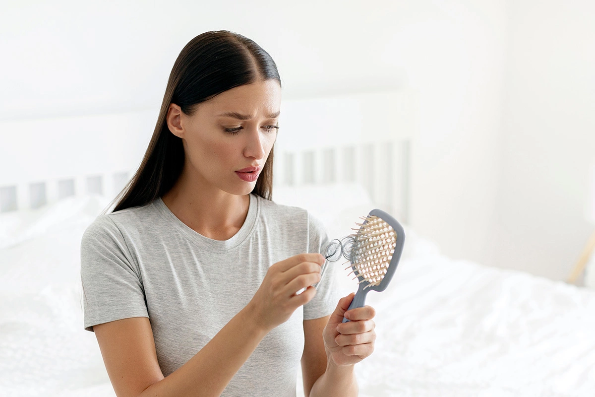 Кроме дефицита витаминов и микроэлементов, которые необходимы организму, к выпадению волос могут приводить бактериальные и вирусные инфекции, интоксикация, прием сильных лекарственных препаратов