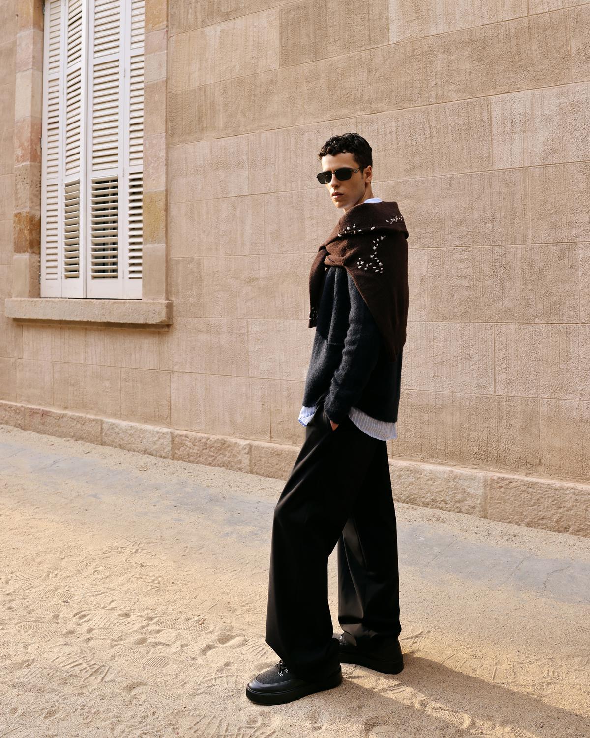 Кардиган Arovescio, свитер Domrebel, рубашка Seventy, брюки Iceberg, очки Prada, ботинки Renzo Mercuri