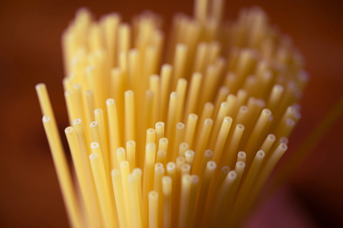 Букатини связывают с Римом и регионом Лацио, где их используют в сытных деревенских соусах