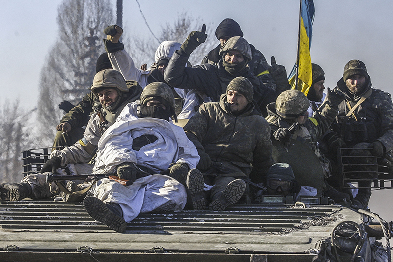 Украинские войска выезжают из города Дебальцево Донецкой области.
