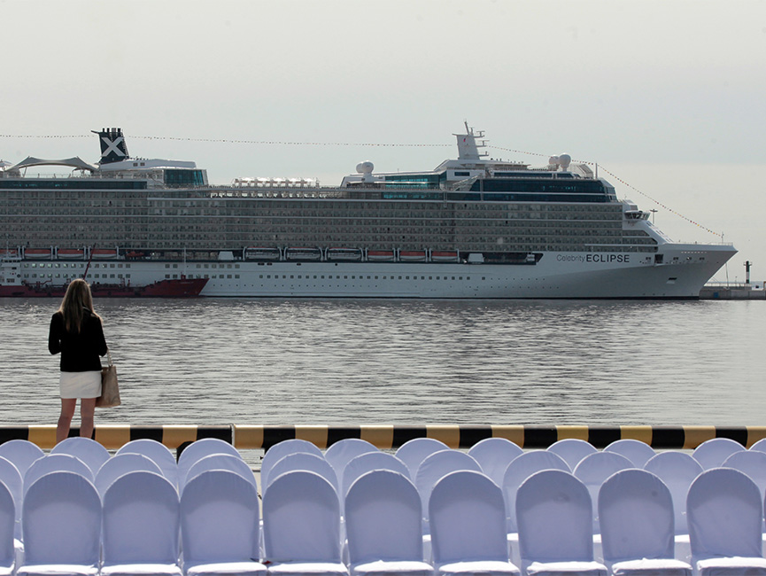 Круизный лайнер в порту Санкт-Петербурга