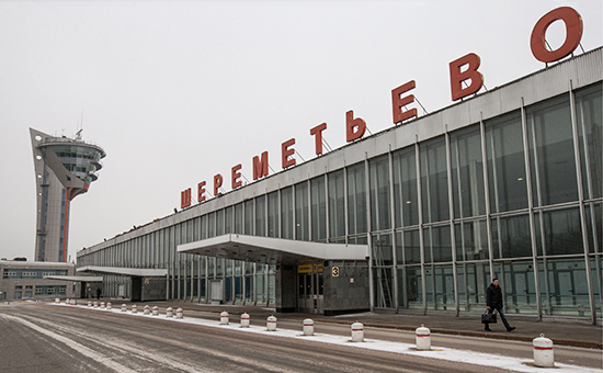 У здания терминала Международного аэропорта Шереметьево


