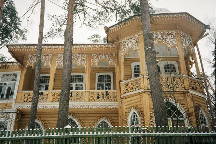 Дача находится в поселке Комарово под Санкт-Петербургом, на ​земельном участке в 1,9 га.


