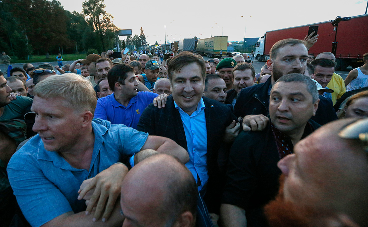 Михаил Саакашвили (в центре) в окружении&nbsp;своих сторонников на украинско-польской границе


