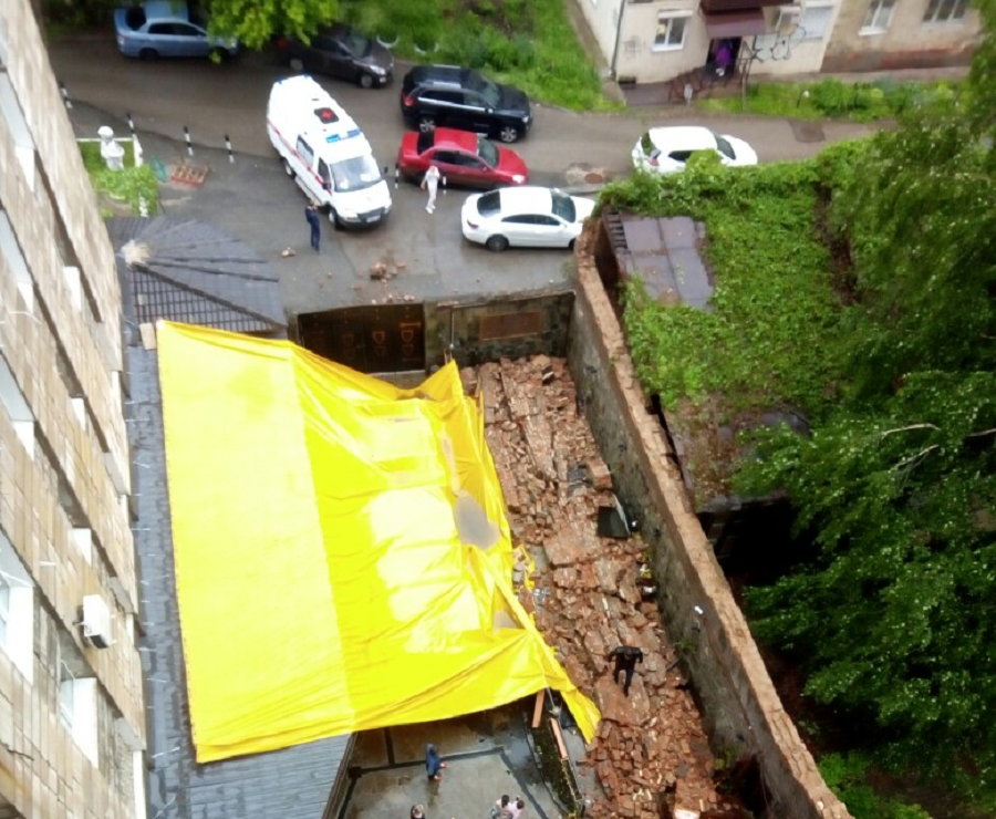 Обрушилась стена летнего кафе у ресторана Никола Пиросмани на Куйбышева. Есть пострадавшие