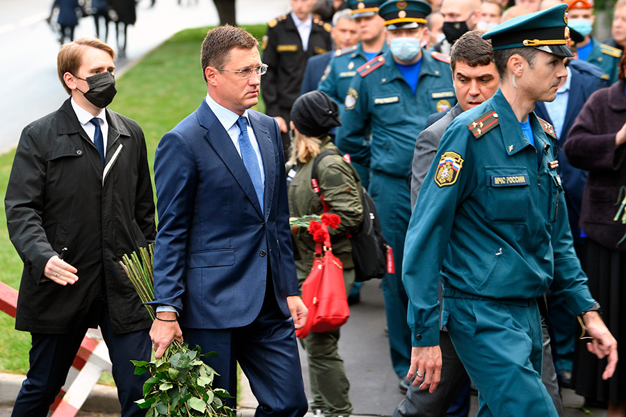 Заместитель председателя правительства России Александр Новак (в центре)