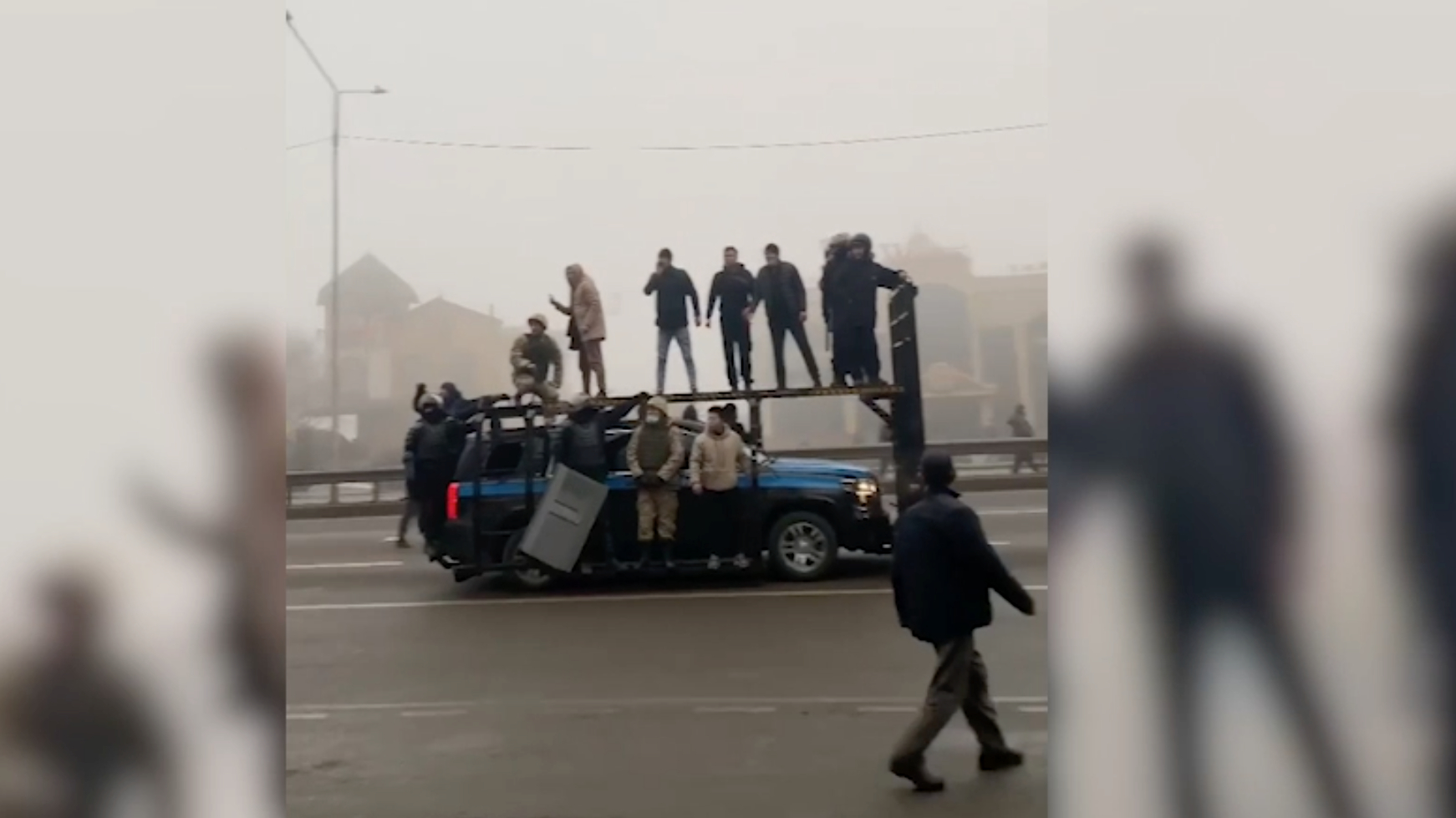 В ходе протестов в Казахстане пострадали 95 полицейских"/>













