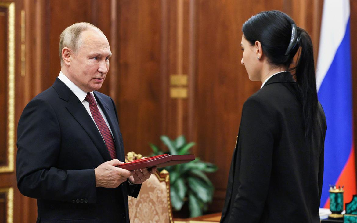 Путин вручил звезду Героя Ольги Качуры ее дочери