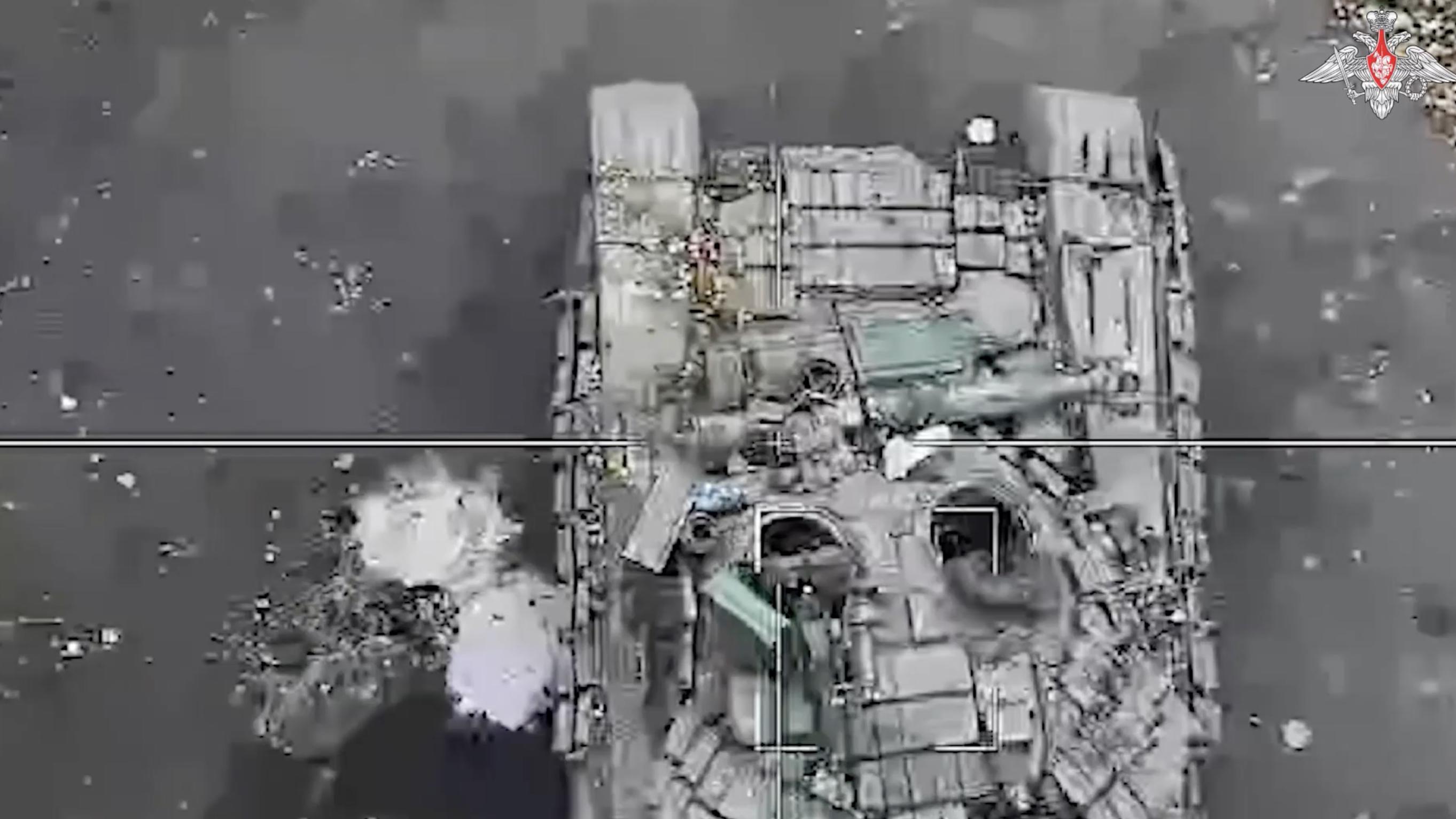 Минобороны показало кадры уничтожения украинского танка дроном Ланцет