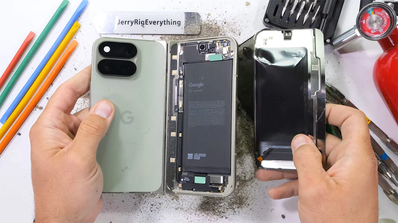 Блогер проверил Google Pixel 11 Pro Fold на прочность. Смартфон треснул