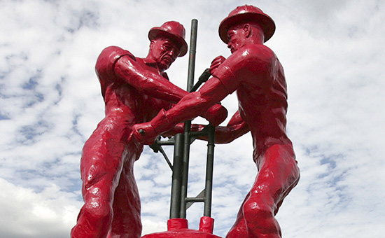 Статуя, поставленная в честь нефтяных работников в Кабимасе, городе на северо-западе Венесуэлы. Город является крупным центром нефтепереработки и нефтедобычи.