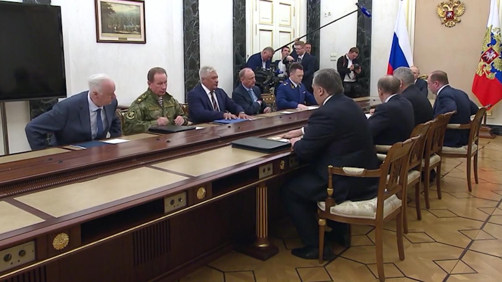 Появилось видео совещания Путина с Шойгу и силовиками