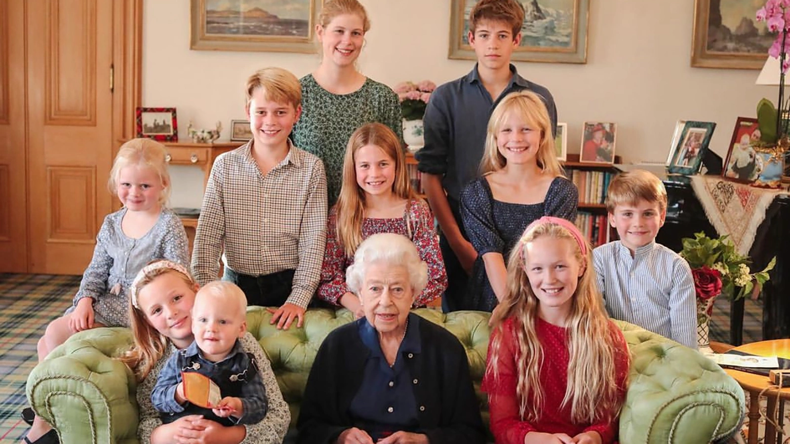 <p>Королева Елизавета II&nbsp;с внуками и правнуками</p>