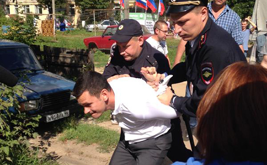 Сотрудники полиции проводят задержание лидера партии ПАРНАС Ильи Яшина&nbsp;