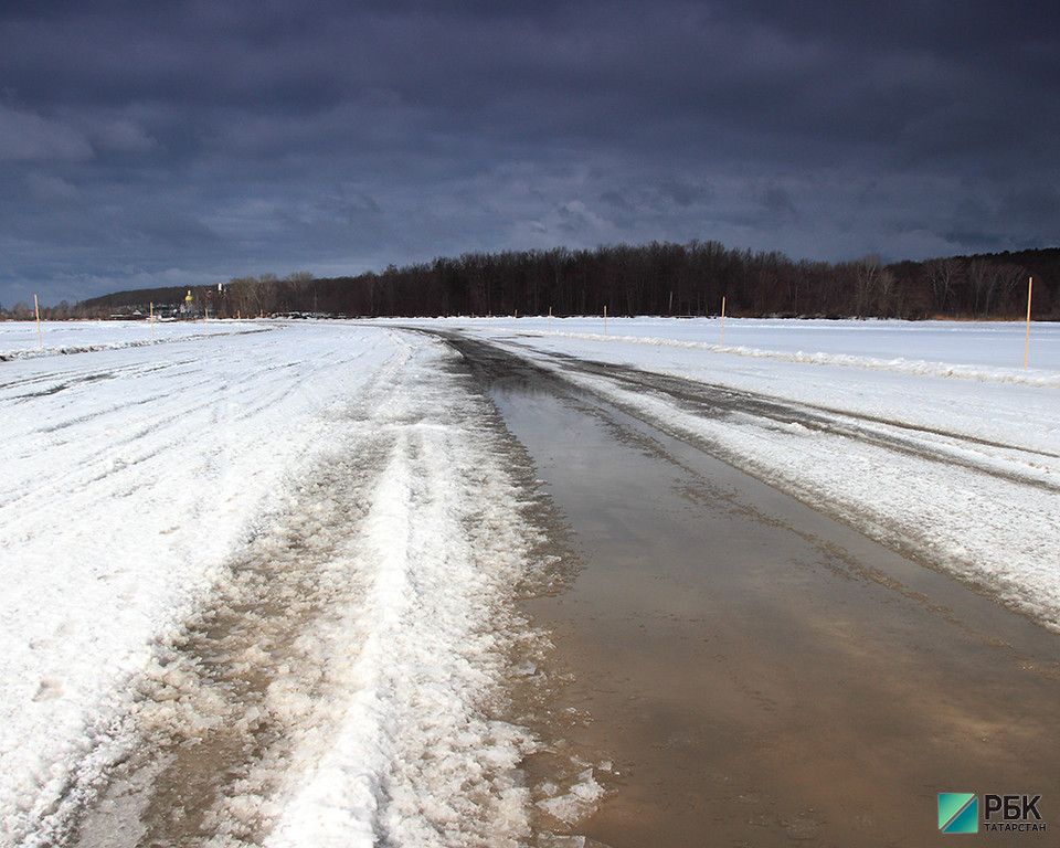 Тонкий лед: в Татарстане закрывают движение по переправам через реки