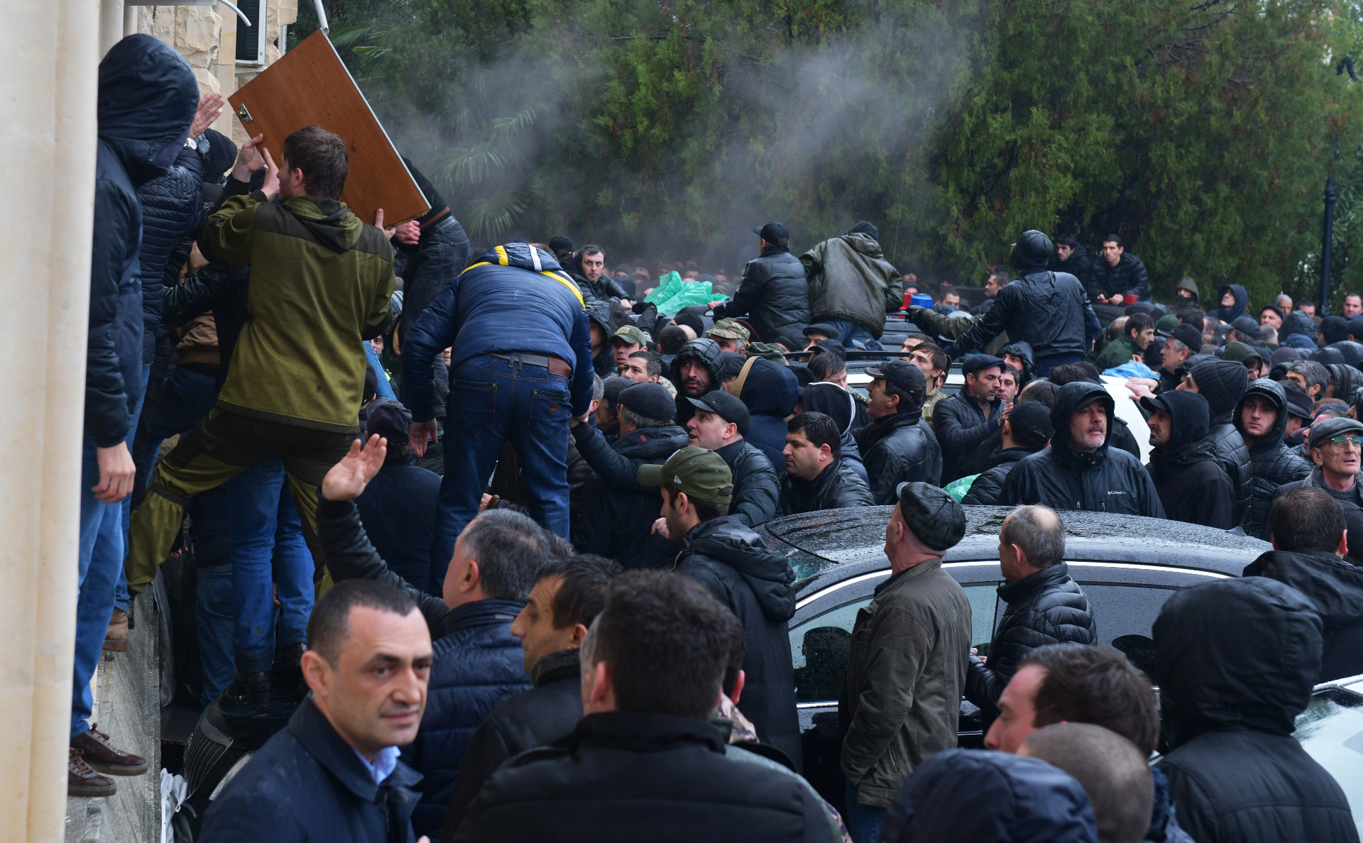 Абхазия новости за последние сутки. Протесты в Абхазии. Беспорядки в Абхазии. Переворот в Абхазии 2020. Захват власти в Абхазии.