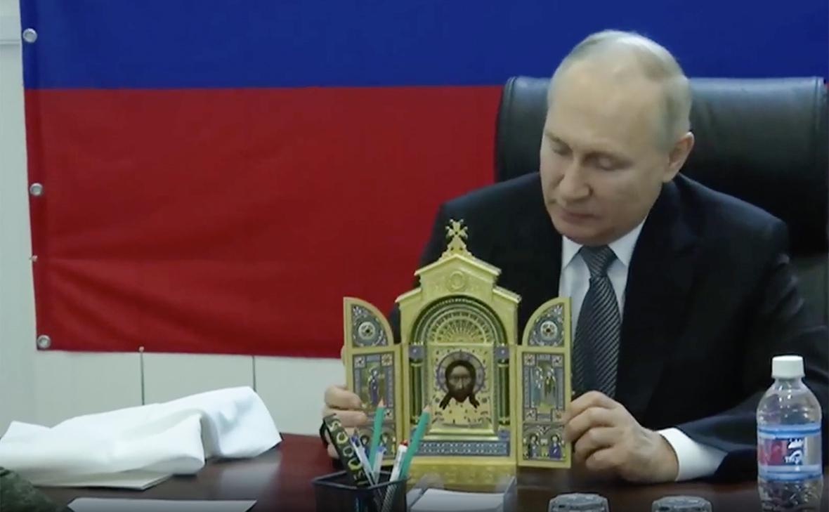 Песков назвал икону, копии которой Путин подарил военным