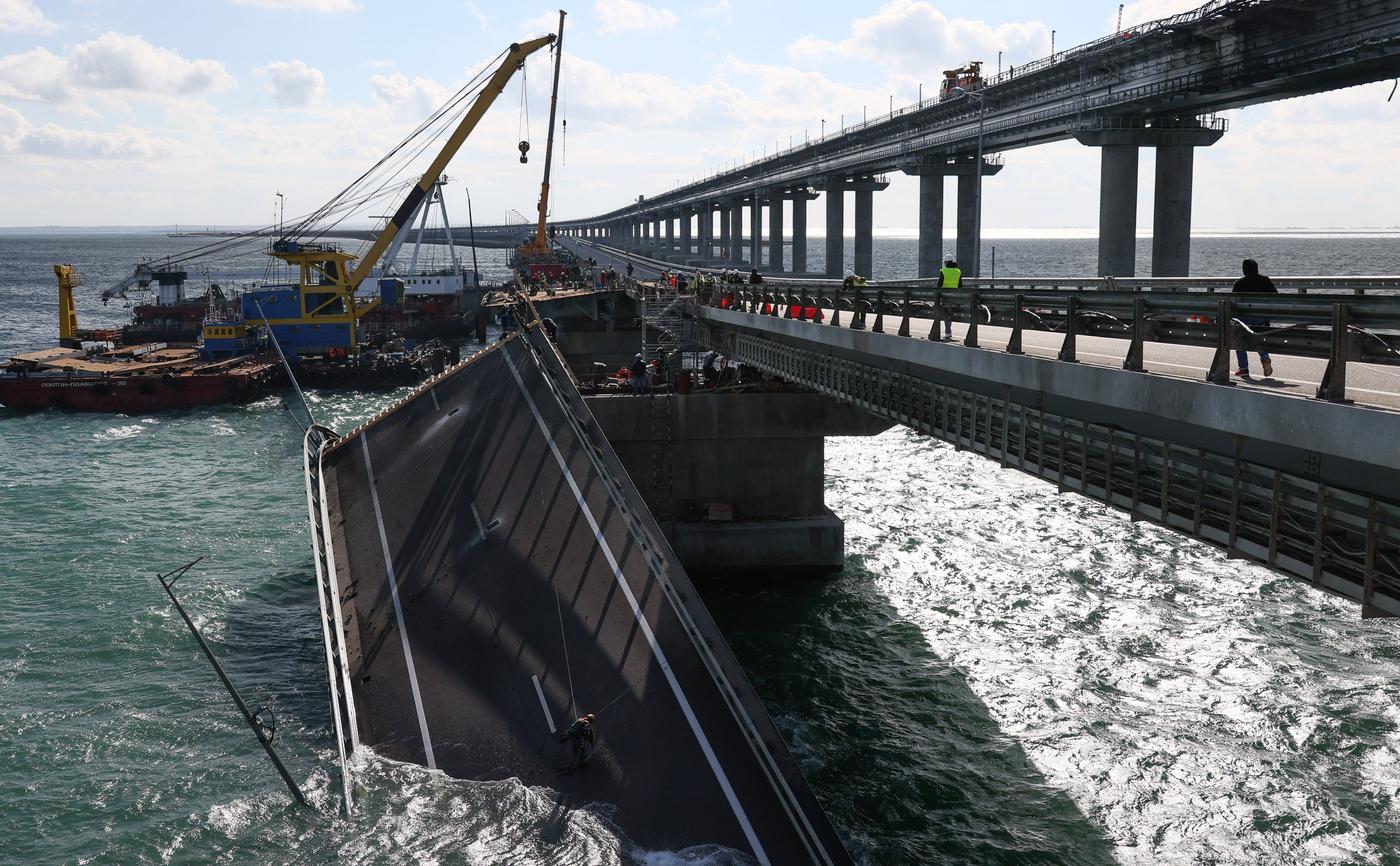 Демонтаж разрушенной части моста осенью 2022 года