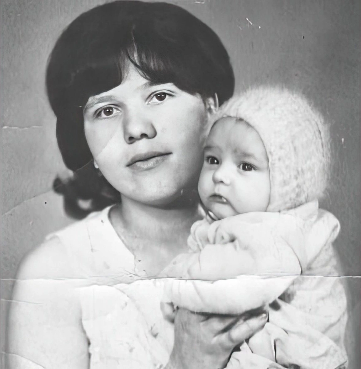 <p>Юрий Шатунов с матерью, 1974 год</p>