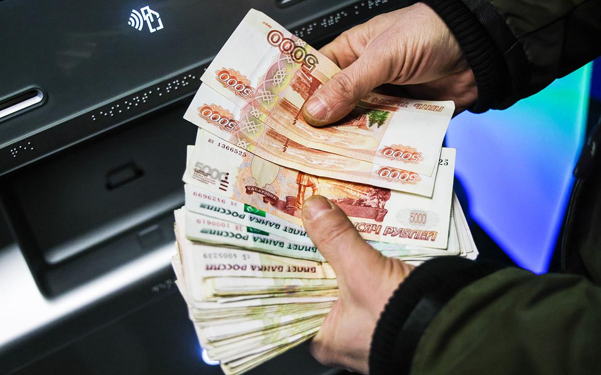 Валютные переводы из России упали почти в два раза в 2023 году